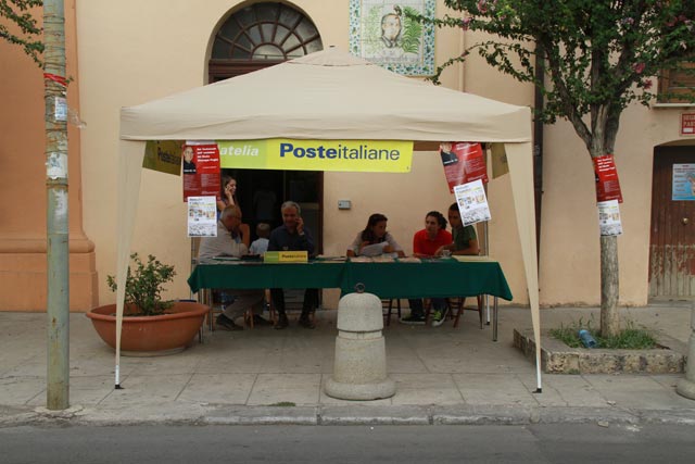 Gazebo di poste italiane allestito fuori dalla parrocchia per il rilascio dell'annullo postale