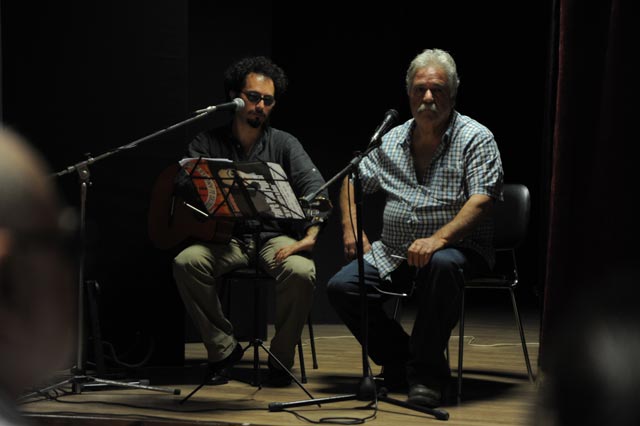 Paolo Zarcone alla chitarra e Moffo Schimmenti, cantautore popolare