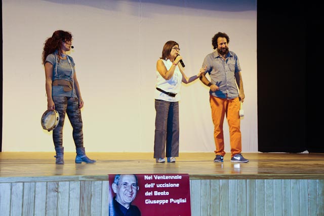 La direttrice del carcere, d.ssa Francesca Vazzana, presenta Salvo Piparo e Costanza Licata, che hanno curato la performance teatrale del documentario Beata Provvidenza