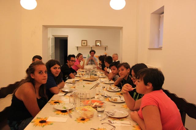 Momento conviviale con una famiglia del luogo
