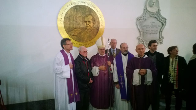 Foto di gruppo con il Vescovo di Mazara, che ha presieduto la Santa Messa. Nella foto anche il fratello del Beato Puglisi, Gaetano Puglisi