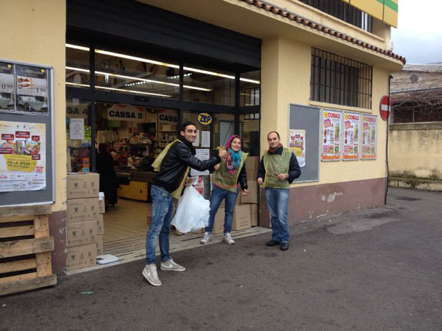 I volontari del Centro di Accoglienza Padre Nostro al Conad di via Pecoraino