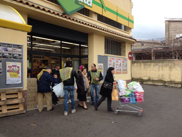 I volontari del Centro di Accoglienza Padre Nostro al Conad di via Pecoraino