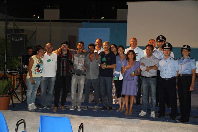 Foto di gruppo con i volontari del Centro Padre Nostro e l'amministrazione penitenziaria