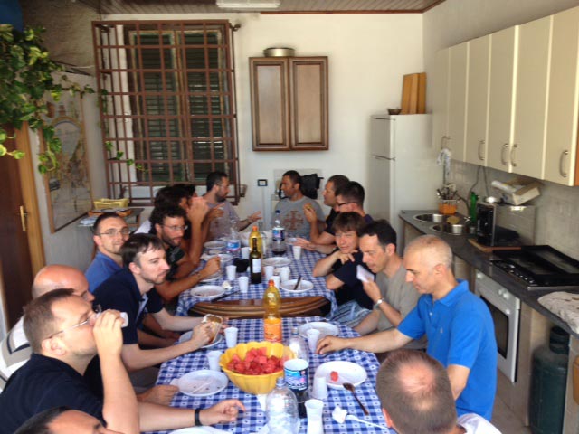 Momento di convivialit� al Centro di Accoglienza Padre Nostro tra volontari e i frati