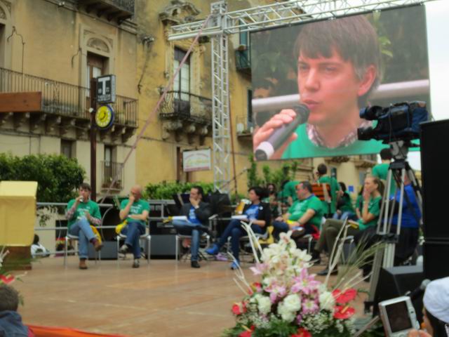 Gli ospiti iniziano i loro interventi