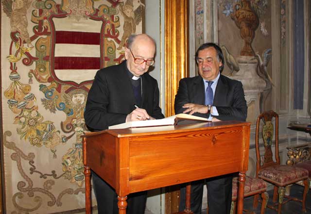 Il Sindaco, Leoluca Orlando ringrazia S.E. Mons. Luciano Giovannetti per l'omaggio ricevuto