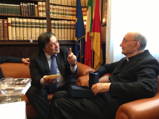 Il Sindaco, Leoluca Orlando riceve un omaggio da S.E. Mons. Luciano Giovannetti