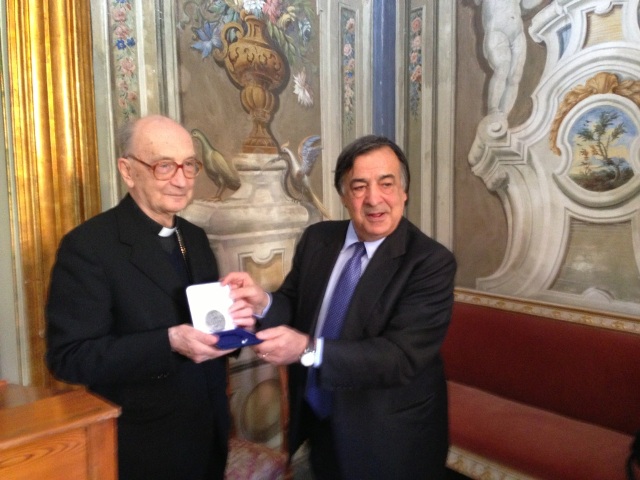Il Sindaco, Leoluca Orlando riceve un omaggio da S.E. Mons. Luciano Giovannetti