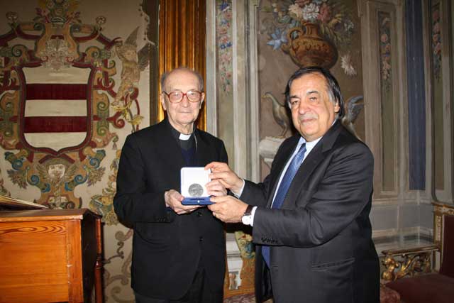 Il Sindaco, Leoluca Orlando riceve un omaggio da S.E. Mons. Luciano Giovannetti