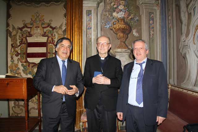 Il Sindaco, Leoluca Orlando, S.E. Mons. Luciano Giovannetti e Riccardo Imberti della Fondazione Giovanni Paolo II
