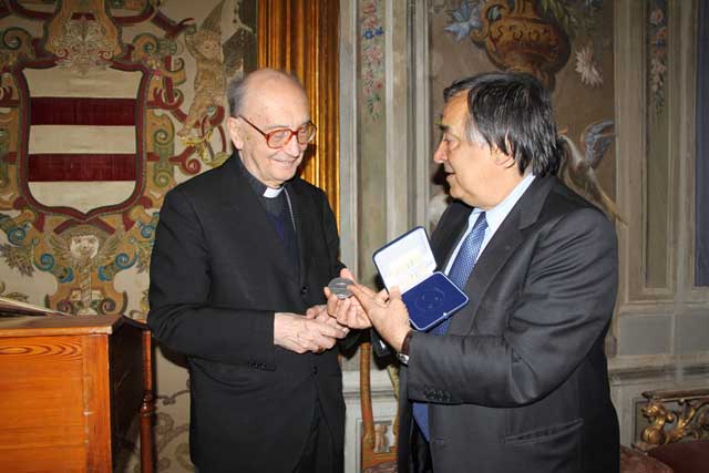 Il Sindaco, Leoluca Orlando ringrazia S.E. Mons. Luciano Giovannetti per l'omaggio ricevuto