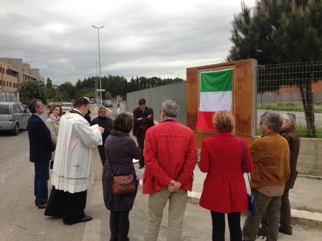 I volontari che hanno donato la maiolica, Maurizio Artale e la gente riuniti per l'evento