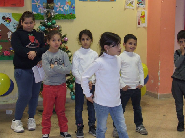 I bambini si accingono a recitare