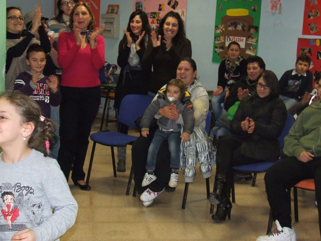 I genitori, orgogliosi dei loro bimbi, applaudono