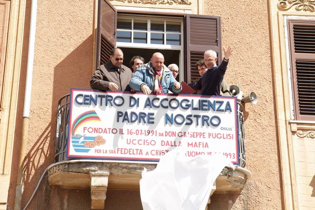 Viene scoperta l'insegna della nuova sede del Centro di Accoglienza Padre Nostro