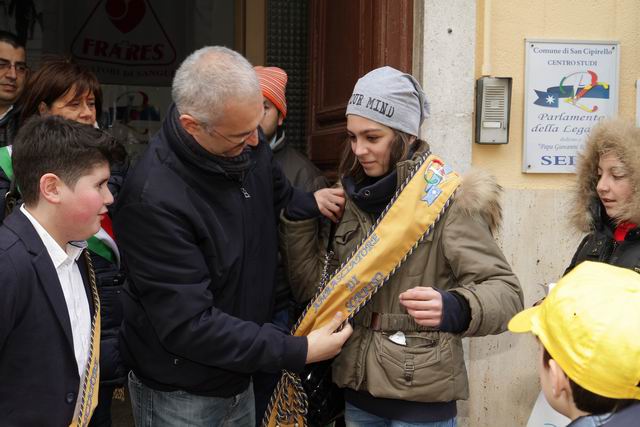 Maurizio Artale consegna la fascia di ambasciatore ad alcuni studenti