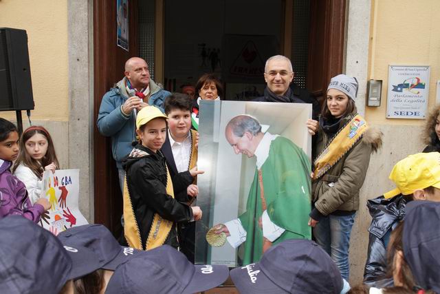 Maurizio Artale dona una copia dell'immagine di Padre Puglisi al Parlamento della Legalit�