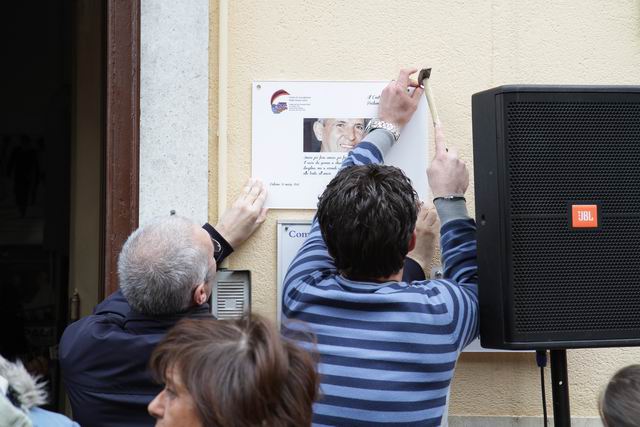 Il Centro Padre Nostro dona una targa che viene affissa all'ingresso del Parlamento...