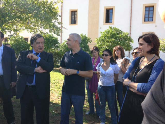 Nella foto Maurizio Artale, presidente del Centro Padre Nostro, il sindaco di Palermo, Leoluca Orlando, e l'assessore alla Cittadinanza Sociale, Agnese Ciulla