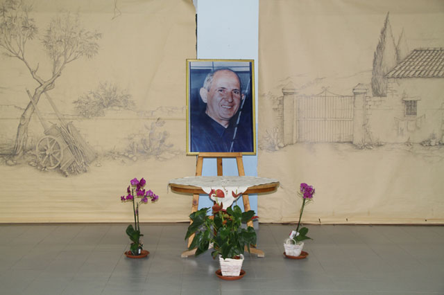 Il piccolo altare allestito all'ICS Padre Pino Puglisi per poggiare il reliquiario