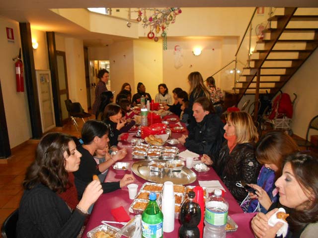 Gli ospiti, gli operatori della struttura condividono il pranzo insieme ai componenti dell'Associazione StupendaMente