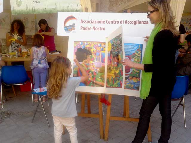Lettura di un libro presso il laboratorio LA MATITA MAGICA