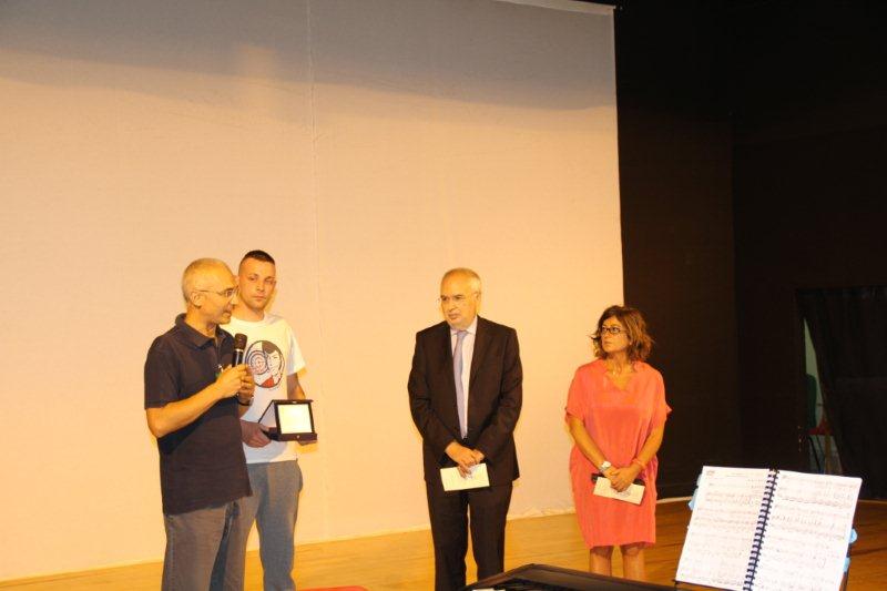 Dott. Giancarlo Trizzino, Presidente del Tribunale di Sorveglianza di Palermo; Dott.ssa Vazzana, direttrice Casa Circondariale Pagliarelli; Maurizio Artale, Presidente del Centro Padre Nostro, premiano il terzo classificato del Torneo di Ping-Pong svolto all�interno del carcere in memoria di Padre Puglisi