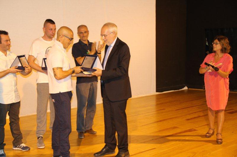 Il Presidente Trizzino premia il primo classificato al torneodi Ping-Pong, La Dolcetta Fabio