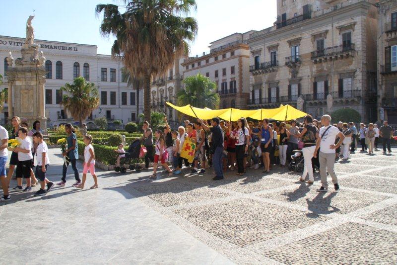Il raduno nel cortile della Cattedrale di Palermo per portare un fiore sulla tomba del Beato Puglisi