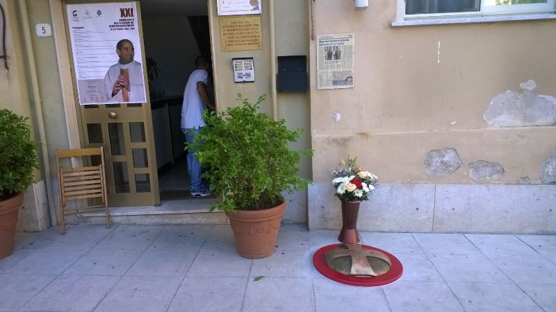 Medaglione in bronzo collocato vicino l'ingresso della Casa-Museo dove visse il Beato Puglisi. Il medaglione indica il punto in cui venne ucciso. Realizzato da Grazia Pernice, volontaria del Centro di Accoglienza Padre Nostro