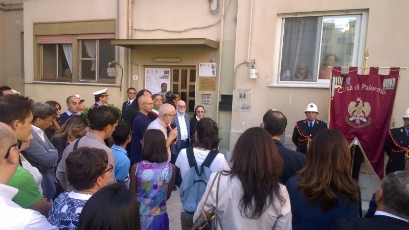 La folla a piazzale Anita Garibaldi