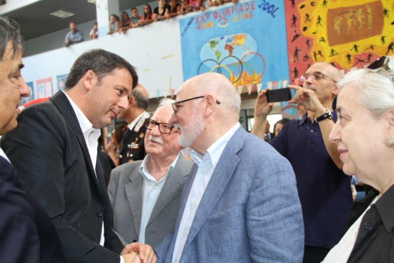 Il presidente del consiglio dei Ministri, Matteo Renzi, saluta il fratello del Beato Giuseppe Puglisi, Franco