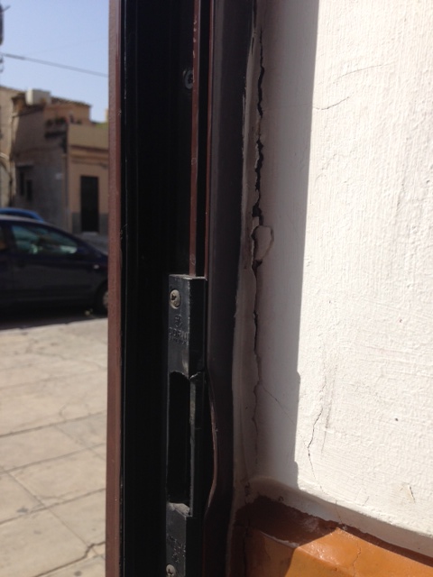 Porta forzata al Centro di Accoglienza Padre Nostro