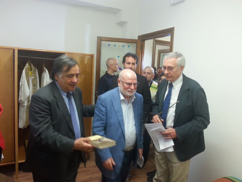 Il Sindaco Leoluca Orlando e Francesco Puglisi depongono il libro UN PRETE SCOMODO sul comodino, uno dei libri della biblioteca personale di Padre Puglisi
