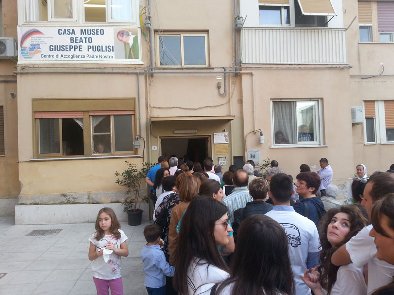 La gente in fila per visitare la Casa-Museo