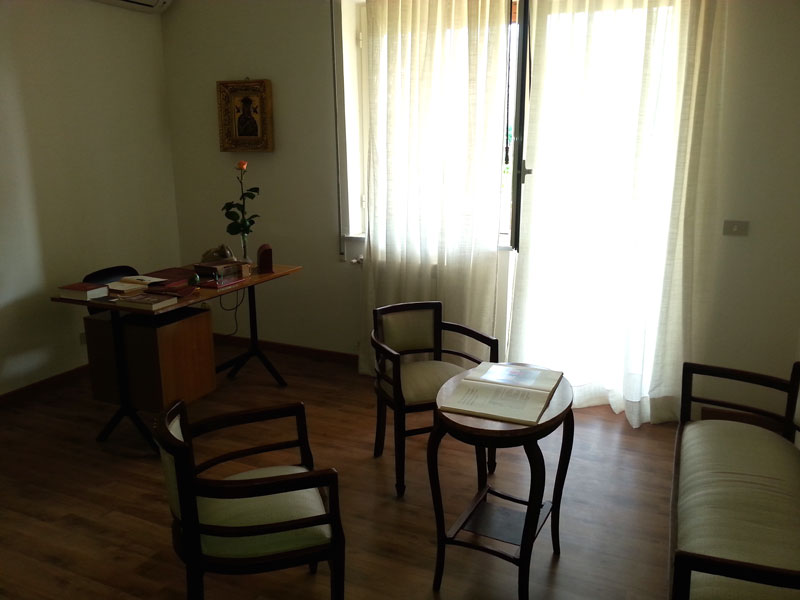 Lo studio della Casa Museo (mobili di Padre Puglisi)