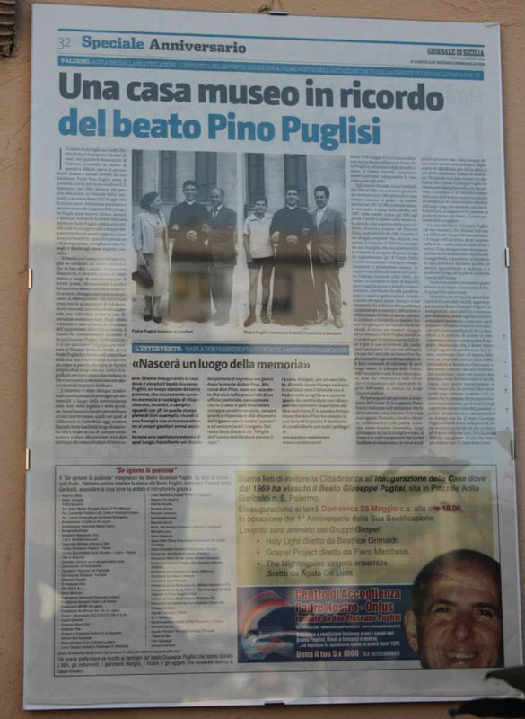 L'articolo del Giornale di Sicilia affisso in prossimit� dell'ingresso del palazzo