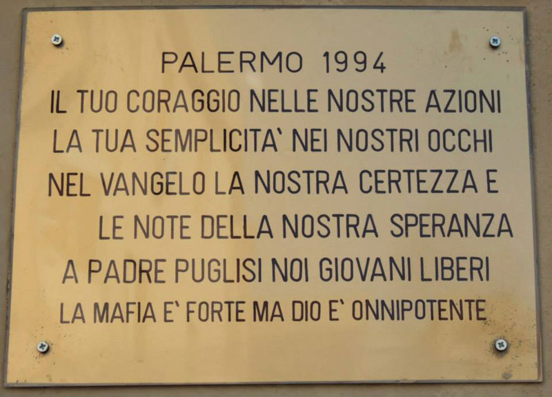 La targa affissa in prossimit� dell'ingresso nel palazzo, realizzata nel primo anniversario della sua barbara uccisione