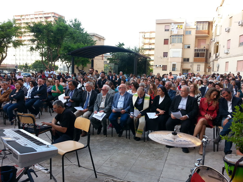 Nella foto: il Sindaco di Palermo, Leoluca Orlando; il dott. Mangano, in rappresentanza del Prefetto di Palermo, dott.ssa Francesca Cannizzo; i fratelli di padre Puglisi, Francesco e Gaetano; il Vicario Episcopale Territoriale I Vicariato, Mons. Giovanni Oliva; la Madre Generale delle Maestre Pie Venerini, Suor Enrica Giovannini; don Mario Golesano, ex parroco di San Gaetano, Angela Randazzo e Domenico Buccheri, preside e vicepreside dell'I.C.S. Padre Pino Puglisi