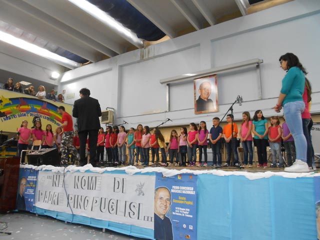 Alcuni degli alunni delle scuole vincitrici