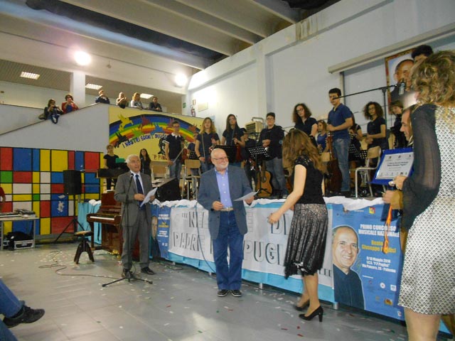 Francesco Puglisi, fratello del Beato, riceve la targa di Membro Onorario della Giuria