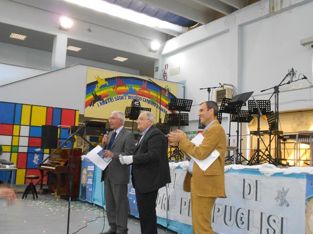 Padre Mario Golesano durante la premiazione