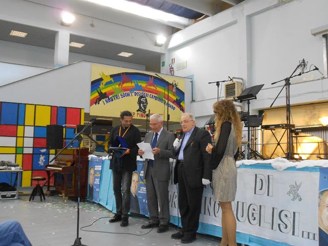Don Mario Golesano durante la premiazione