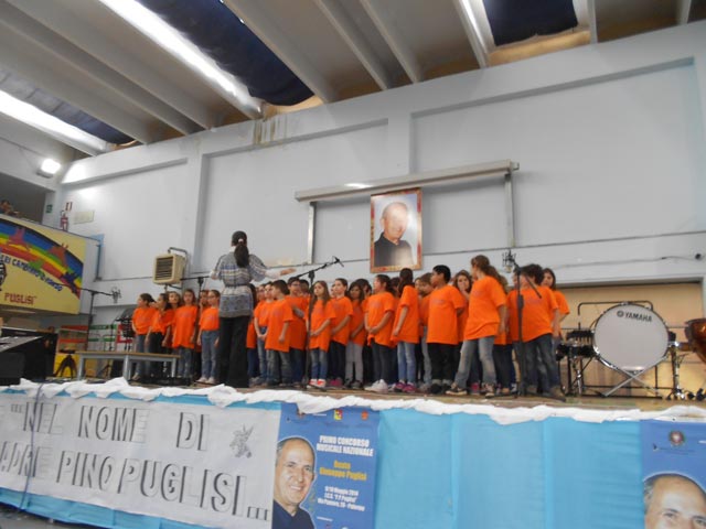 Alcuni degli alunni delle scuole vincitrici
