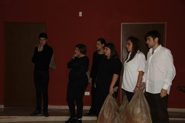 Apertura rappresentazione teatrale, il gruppo di giovani attori
