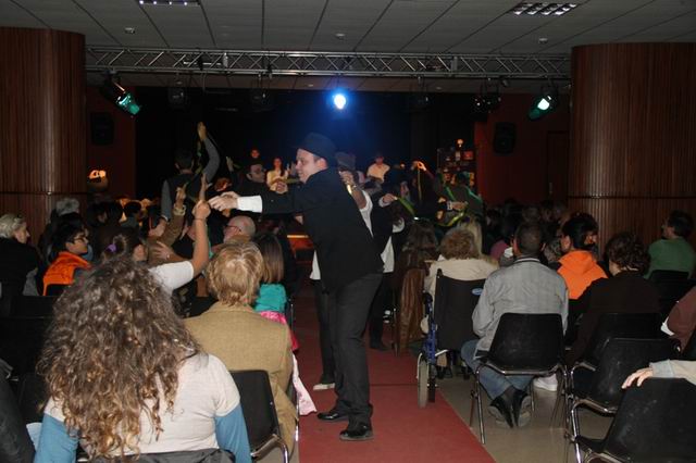 Momento finale della rappresentazione teatrale: tutti legati dal filo del NON ACCETTO
