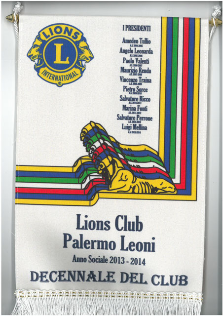 Gagliardetto in dono da Lions Club Palermo Leoni Distretto 108 Y/B a Maurizio Artale Presidente del Centro di Accoglienza Padre Nostro