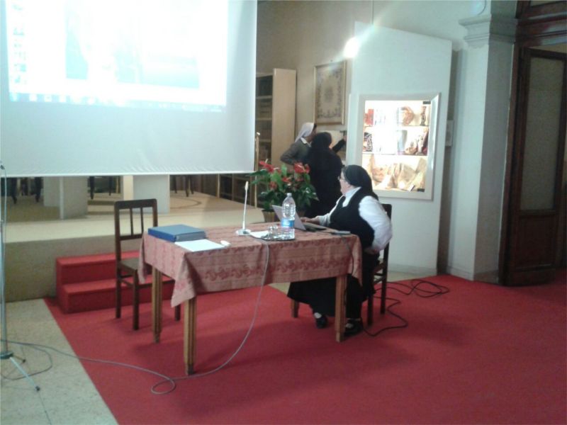 Suor Cristina Cosa proietta i video con le testimonianze dei volontari presenti