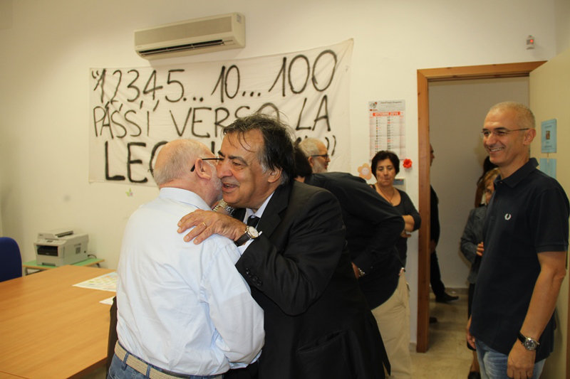 Il saluto tra il Sindaco e il fartello del Beato Puglisi, Francesco